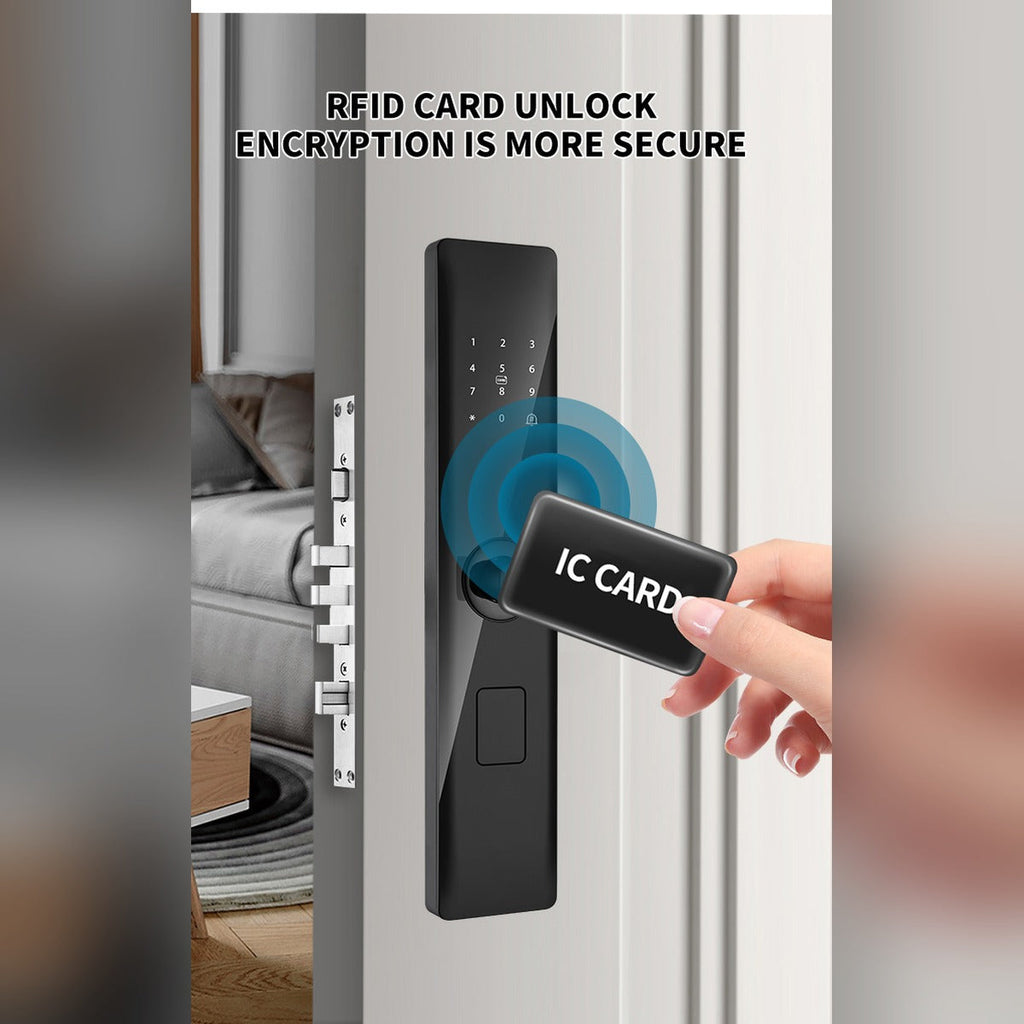 Cerradura Heavy Protec H1 instalada en puerta de habitación, mano acercando tarjeta de acceso